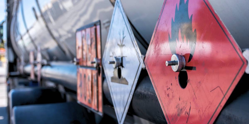 O Transporte de Cargas Perigosas: Desafios e Boas Práticas